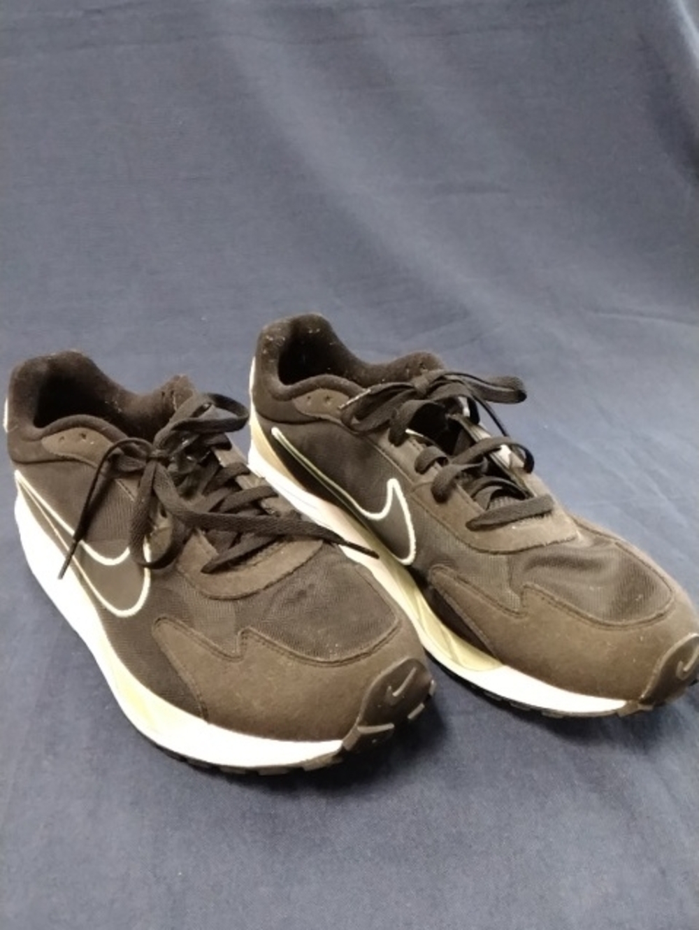 Nike Men’s Black and White Low-Top Sneakers